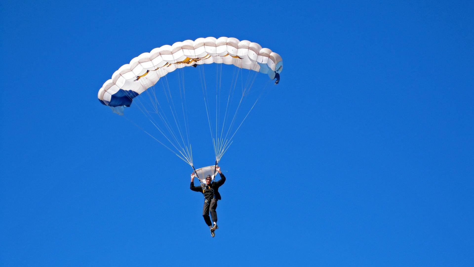 出发反应时间与蝶泳前段优势相关性高，蝶泳出发动作